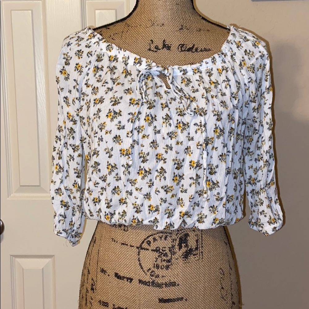 SALE‼️ 3/$15 Floral crop top